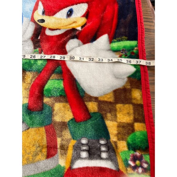 Sonic the Hedgehog red trimmed throw blanket with characters - Picture 6 of 7
